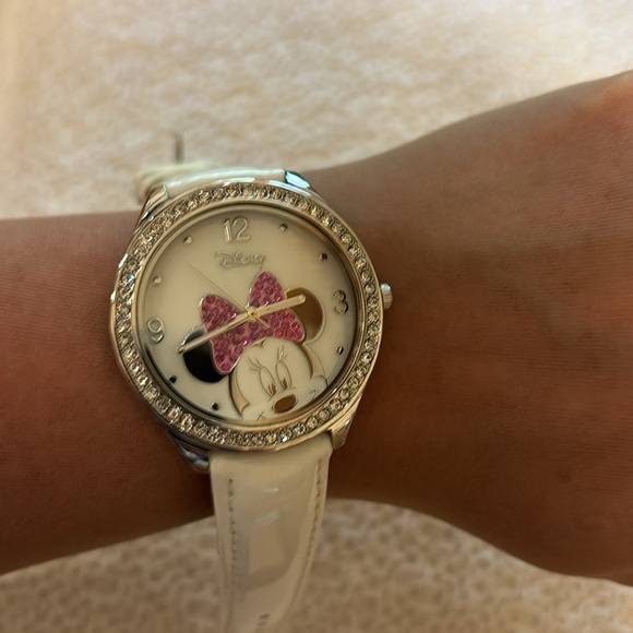 New Disney Minnie Mouse watch. White genuine leather band. Silver trim. - Picture 4 of 7